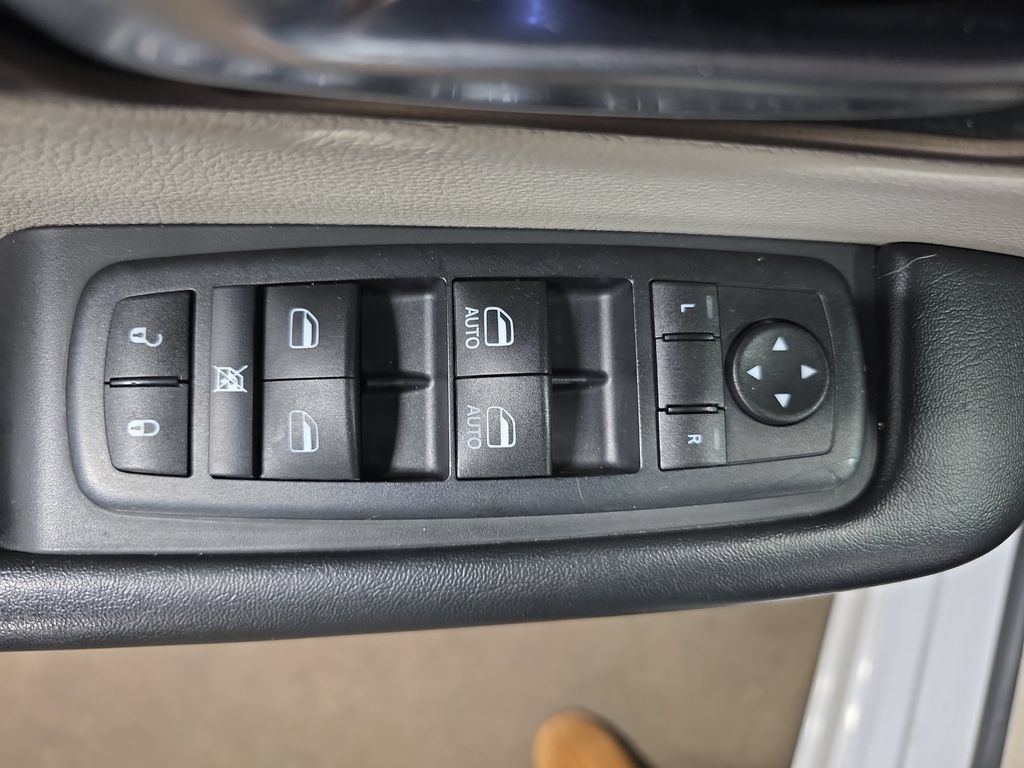 Used 2017 Chrysler Pacifica Touring-L w/ Tire & Wheel Group FWD image 29