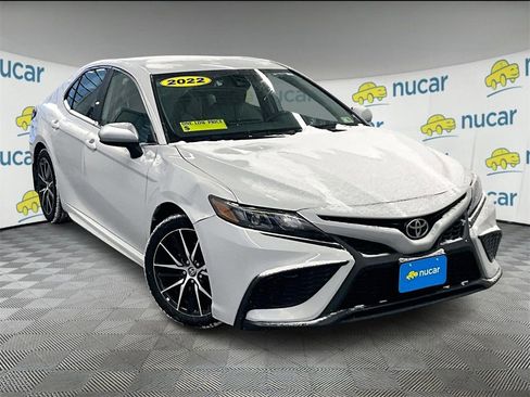Used 2022 Toyota Camry SE image 1