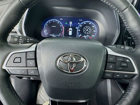 Used 2023 Toyota Highlander Platinum image 16