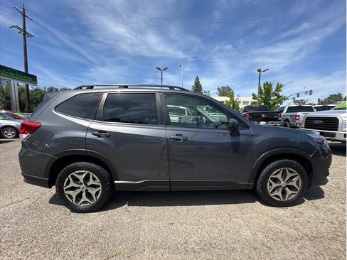 Used 2022 Subaru Forester Premium AWD/4WD image 9