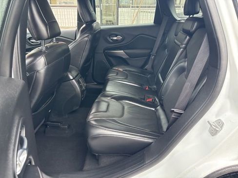 Used 2019 Jeep Cherokee Limited image 12