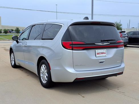 Used 2024 Chrysler Pacifica Touring-L FWD image 2