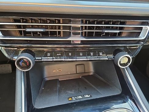 Used 2024 Chevrolet Traverse LT image 30