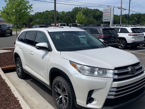 Used 2019 Toyota Highlander LE FWD image 14