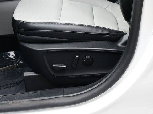 Used 2025 Ford Escape SE image 11