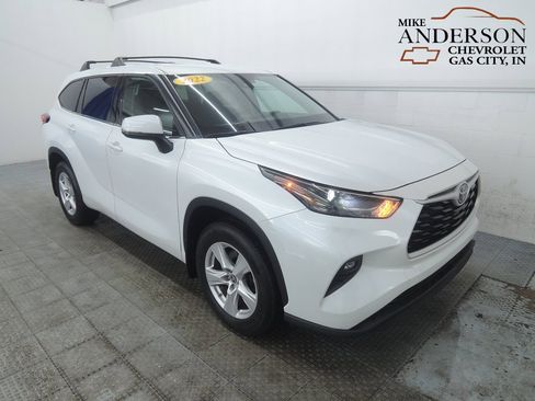 Used 2022 Toyota Highlander LE image 1