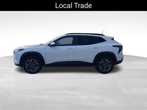 Used 2025 Chevrolet Trax LT w/ Driver Confidence Package FWD image 2
