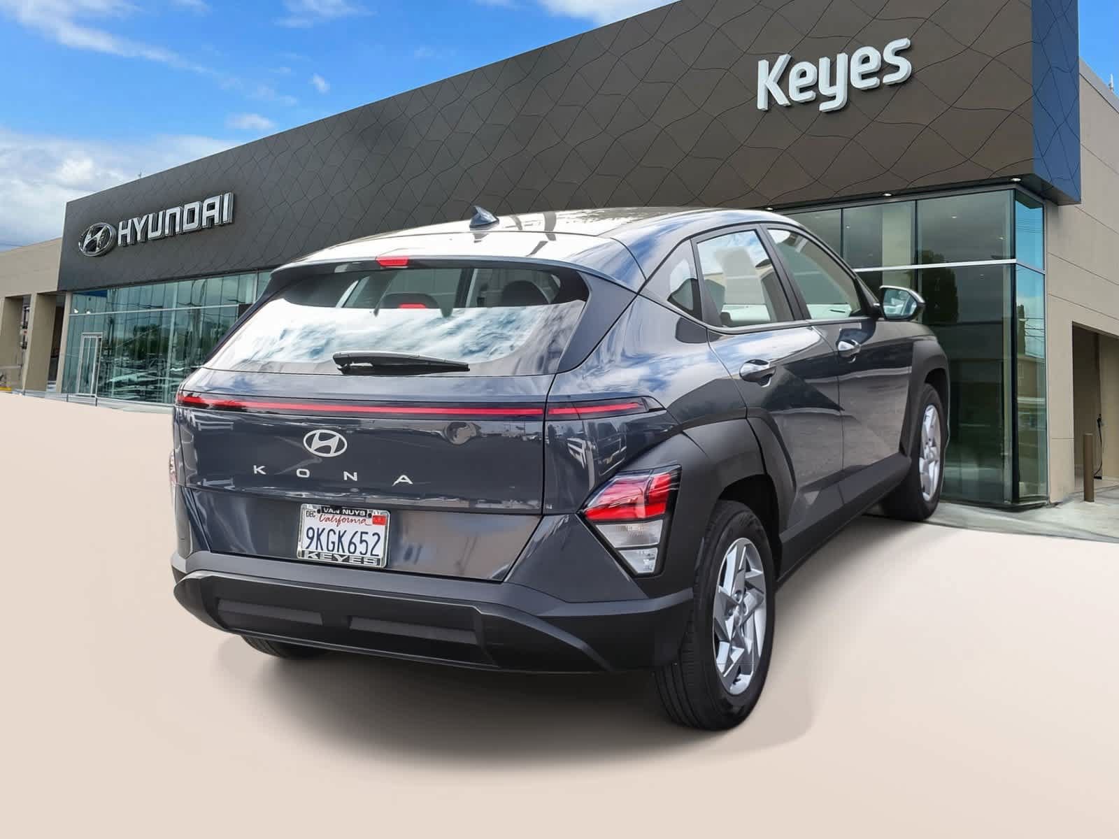 Used 2024 Hyundai Kona SE FWD image 2