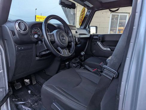 Used 2017 Jeep Wrangler Unlimited Rubicon w/ Connectivity Group AWD/4WD image 13