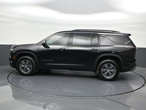 Used 2025 Chevrolet Traverse LT FWD image 2