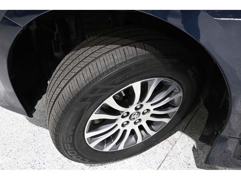 Used 2018 Toyota Sienna XLE Premium FWD image 11