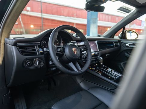 Certified 2026 Porsche Macan AWD/4WD image 4
