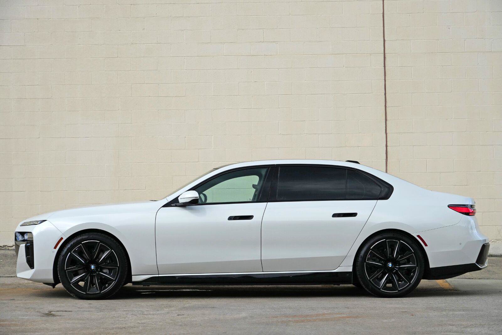 Used 2023 BMW i7 xDrive60 w/ Executive Package 2 AWD/4WD image 9