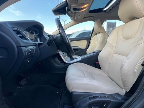 Used 2018 Volvo S60 T5 Inscription Platinum w/ Climate Package image 15