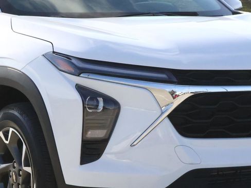 Used 2025 Chevrolet Trax LT w/ LT Convenience Package image 7