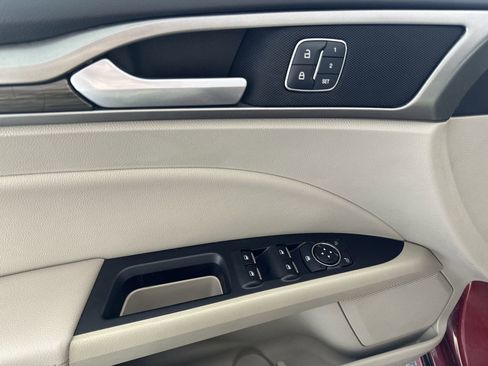 Used 2018 Ford Fusion SE w/ Fusion SE Technology Package image 17