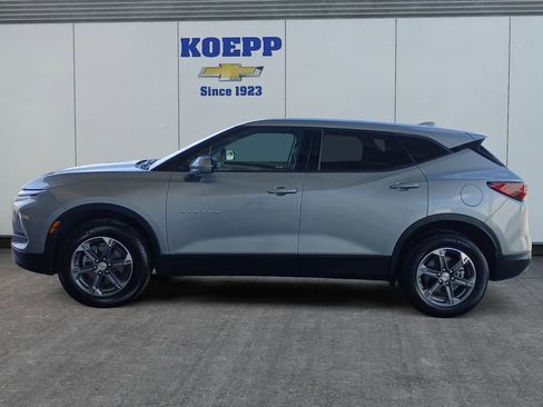 Used 2025 Chevrolet Blazer LT FWD image 2