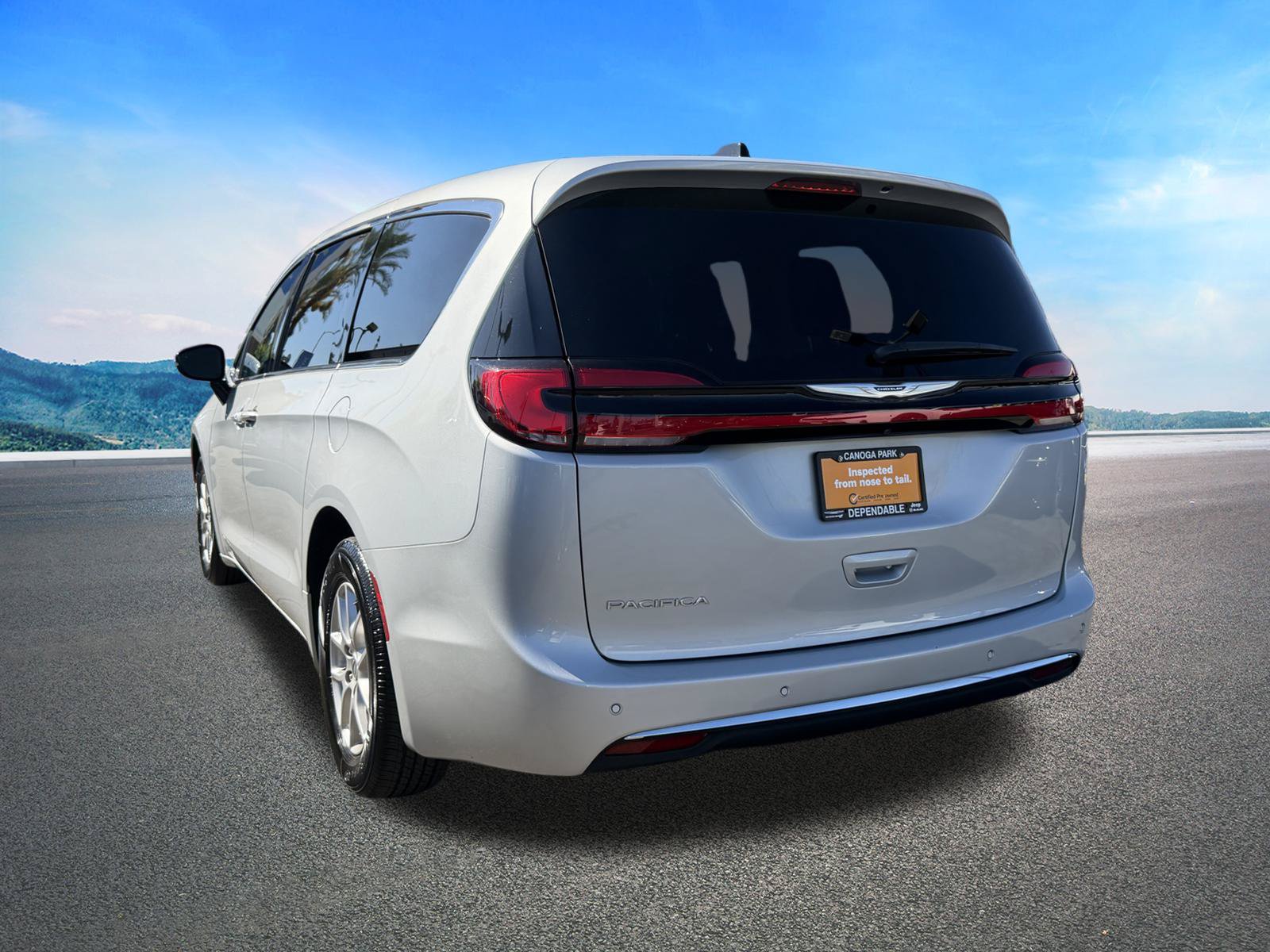 Certified 2024 Chrysler Pacifica Touring-L FWD image 8