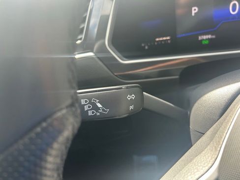 Certified 2022 Volkswagen Tiguan SE R-Line image 24