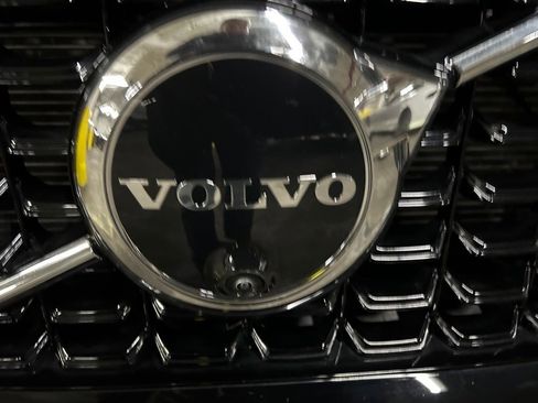 Certified 2025 Volvo XC60 B5 Plus image 6