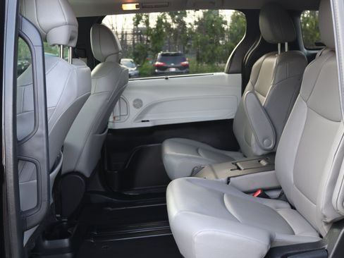 Used 2025 Toyota Sienna XLE FWD image 16