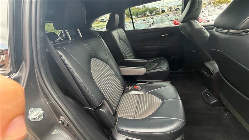 Used 2021 Toyota Highlander XSE FWD image 12