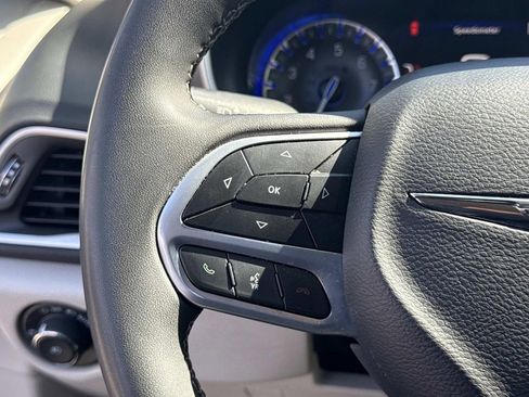 Used 2023 Chrysler Pacifica Touring-L image 30