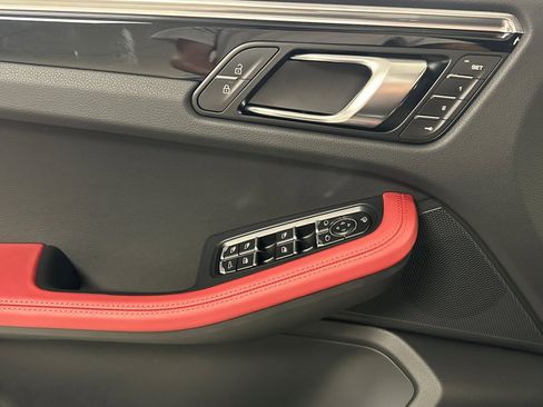 Certified 2025 Porsche Macan image 13