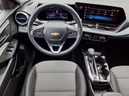 Used 2024 Chevrolet Trax LT w/ LT Convenience Package image 5