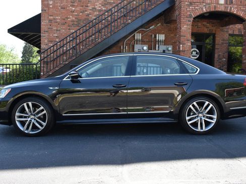 Used 2017 Volkswagen Passat 1.8T R-Line FWD image 4