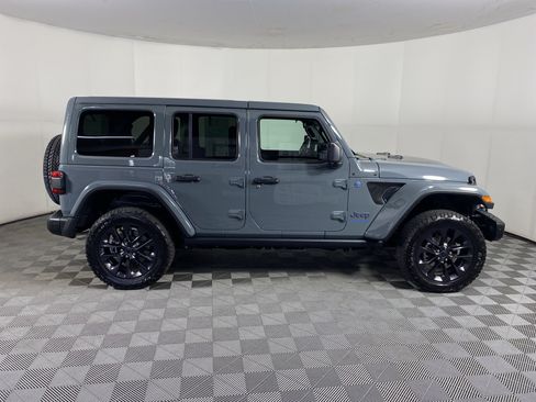 Used 2025 Jeep Wrangler Unlimited Sahara AWD/4WD image 7
