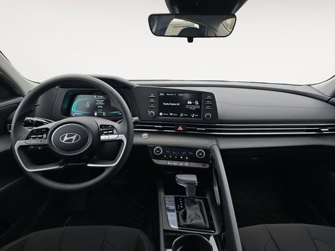 Used 2025 Hyundai Elantra Hybrid FWD image 9