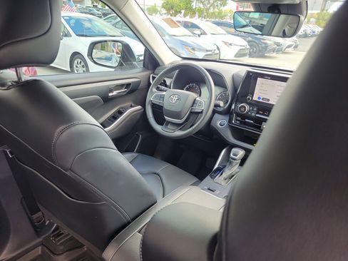 Used 2024 Toyota Highlander LE image 14