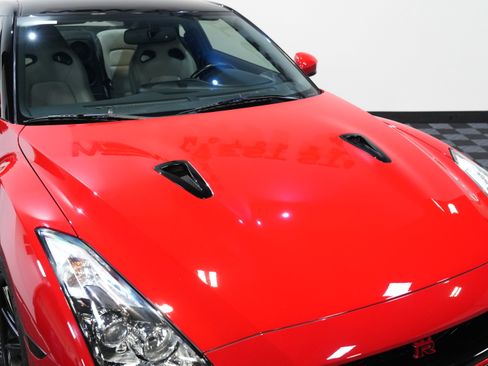 Used 2012 Nissan GT-R Premium image 12