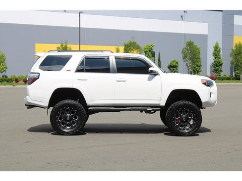 Used 2018 Toyota 4Runner SR5 AWD/4WD image 4