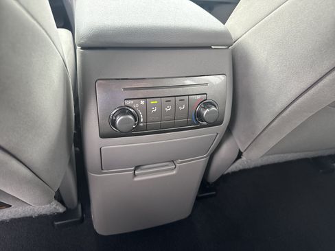 Used 2012 Toyota Highlander FWD w/ Tech Pkg image 15