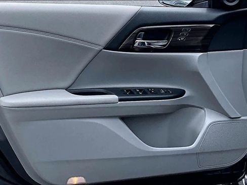 Used 2017 Honda Accord Touring image 22