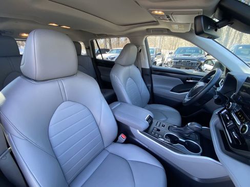Used 2023 Toyota Highlander XLE image 25