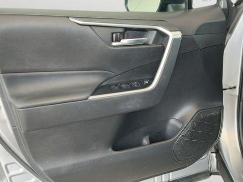 Used 2022 Toyota RAV4 SE w/ SE Grade Weather Package AWD/4WD image 18