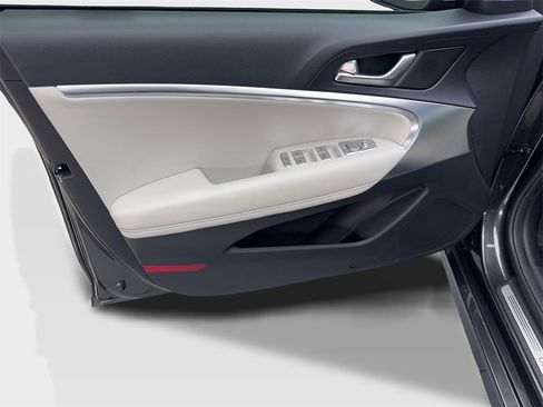 Used 2025 Genesis G70 2.5T image 31