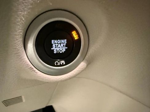 Used 2024 Chrysler Pacifica Touring-L image 15