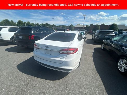 Used 2018 Ford Fusion SE w/ Fusion SE Technology Package FWD image 9
