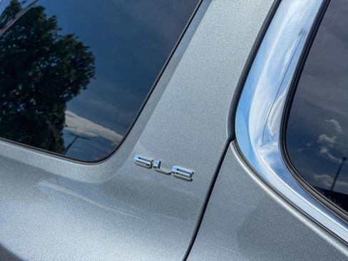 Used 2021 GMC Acadia SLE FWD image 6