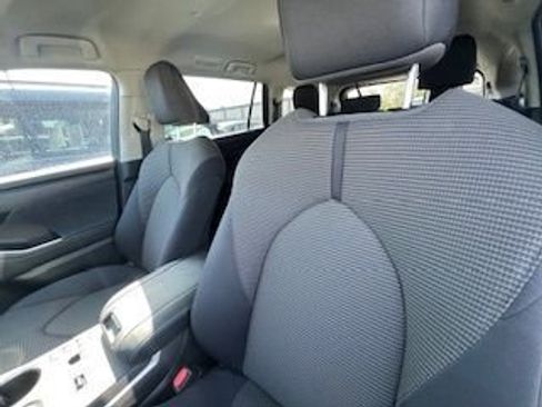Used 2025 Toyota Highlander LE image 13