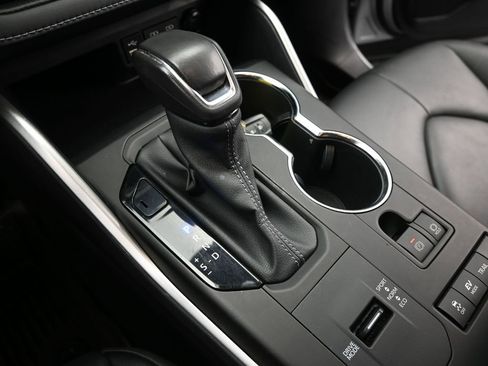 Used 2022 Toyota Highlander XLE image 32