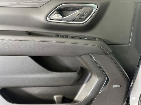 Used 2024 GMC Yukon SLT w/ SLT Luxury Package image 25