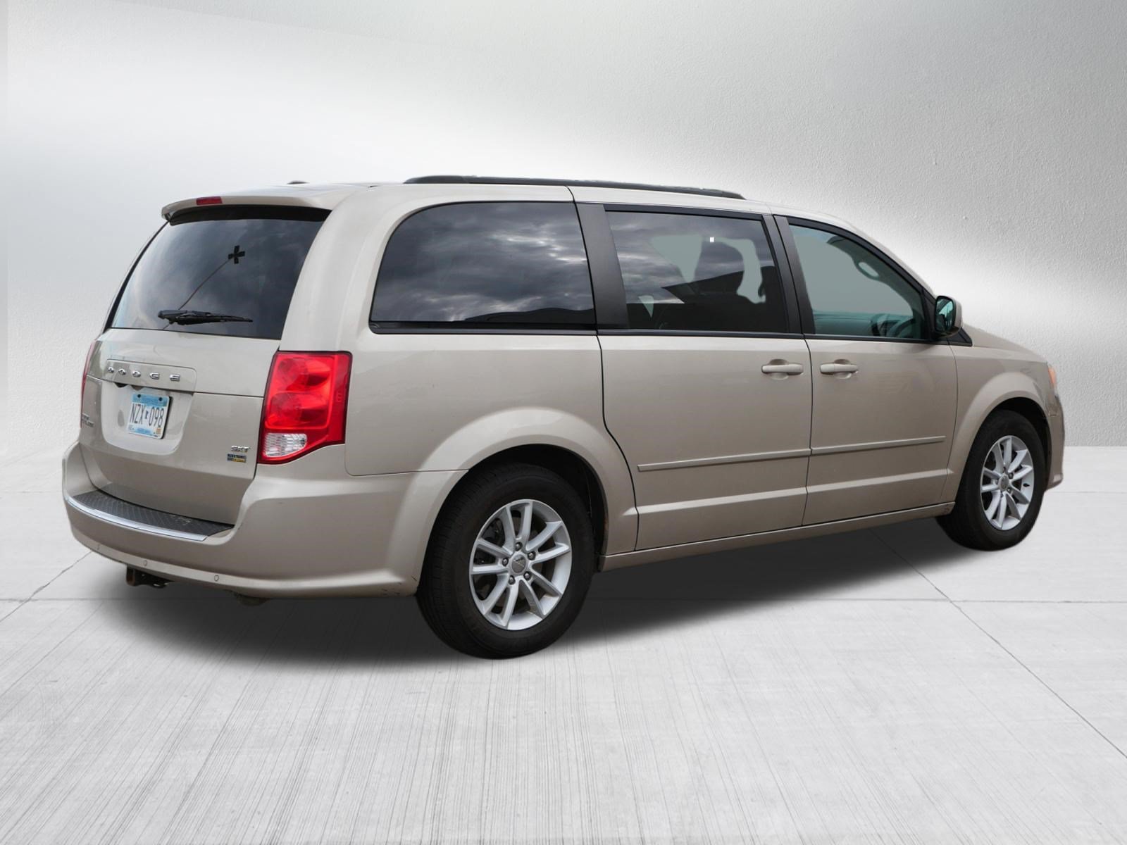 Used 2016 Dodge Grand Caravan SXT w/ Rear Park Assist Package FWD image 7