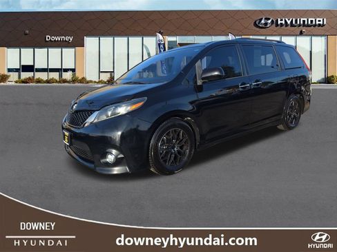 Used 2016 Toyota Sienna SE Premium FWD image 1