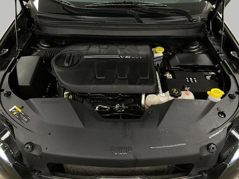 Used 2020 Jeep Cherokee Latitude Plus w/ Cold Weather Group image 12