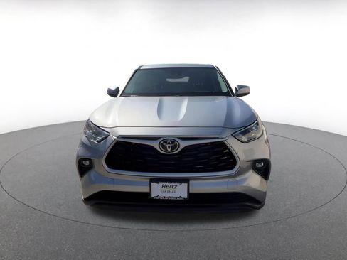 Used 2025 Toyota Highlander LE image 4